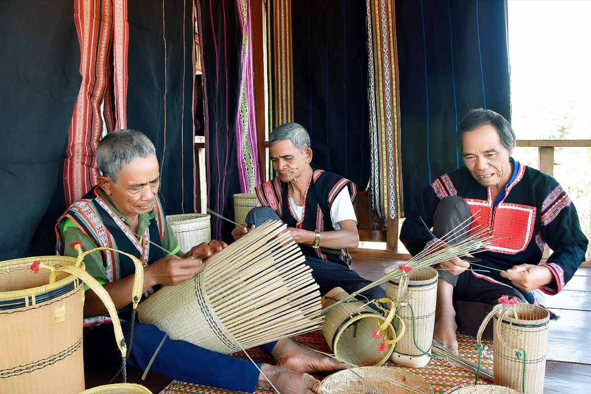 Ethnische Kunsthandwerker bestehen aus Bambusholz