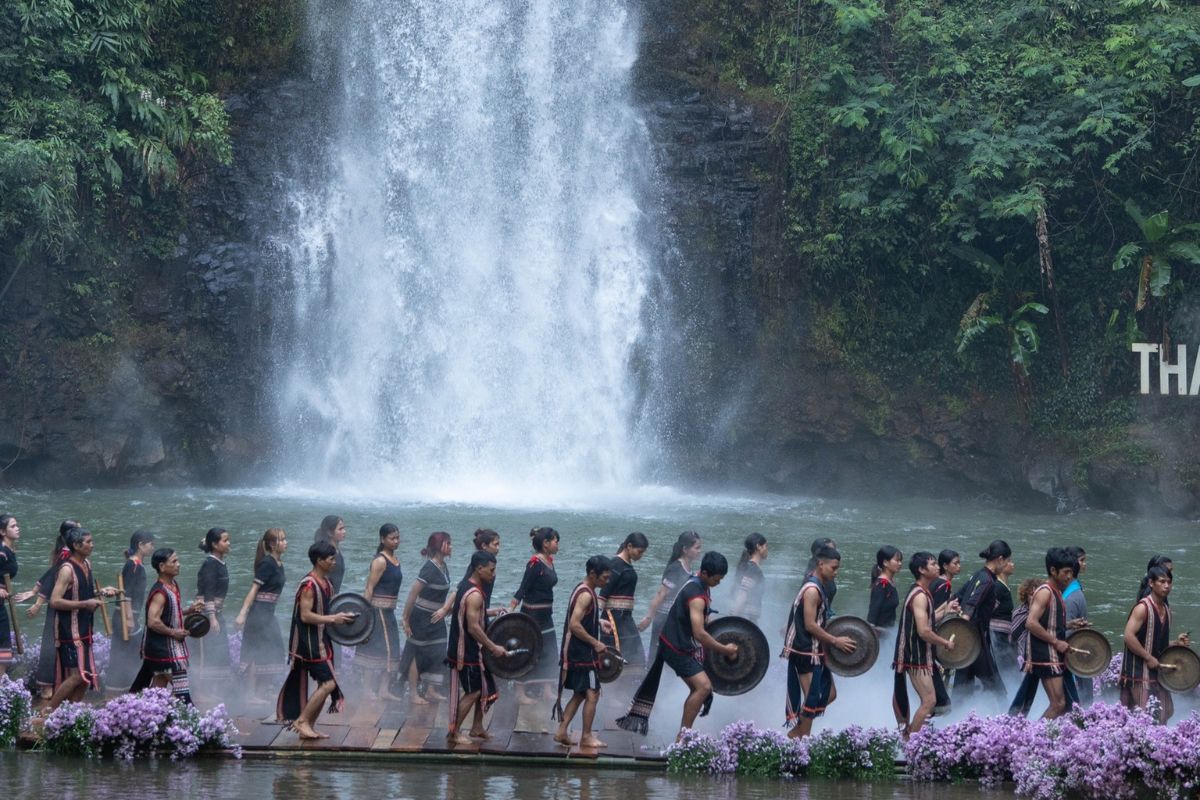 Spektakel der Gongs am Wasserfall von Pa Sy