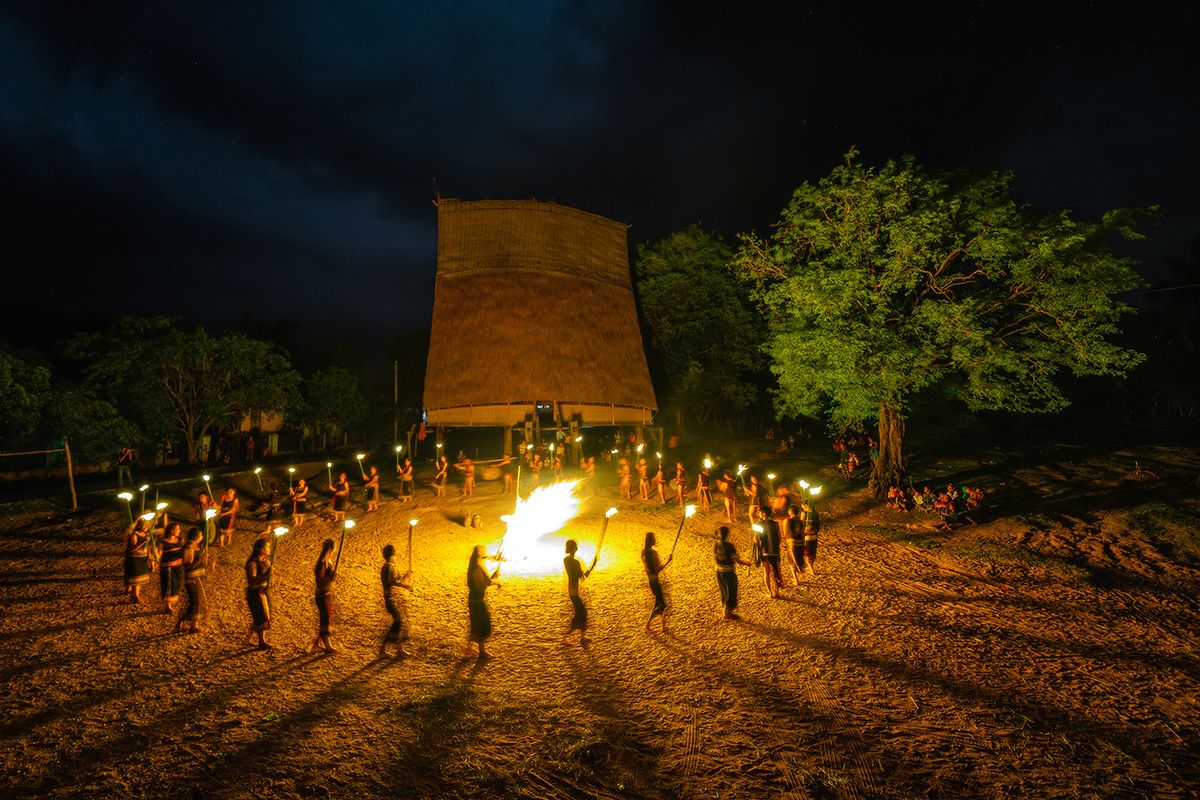 Die ethnischen Gruppen tanzen im Feuer während des Festivals der Gongs