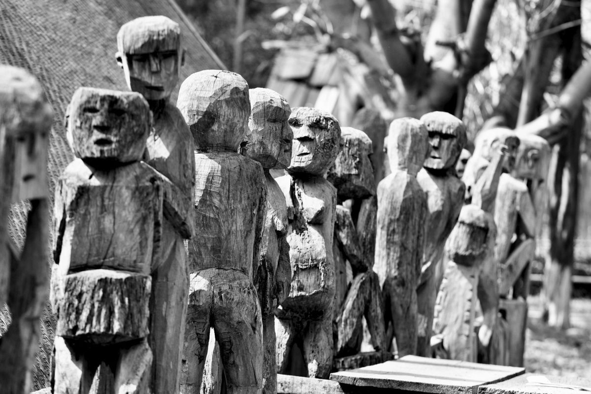 Holzstatuen neben dem Trauerhaus der Hauts Plateaux du Centre
