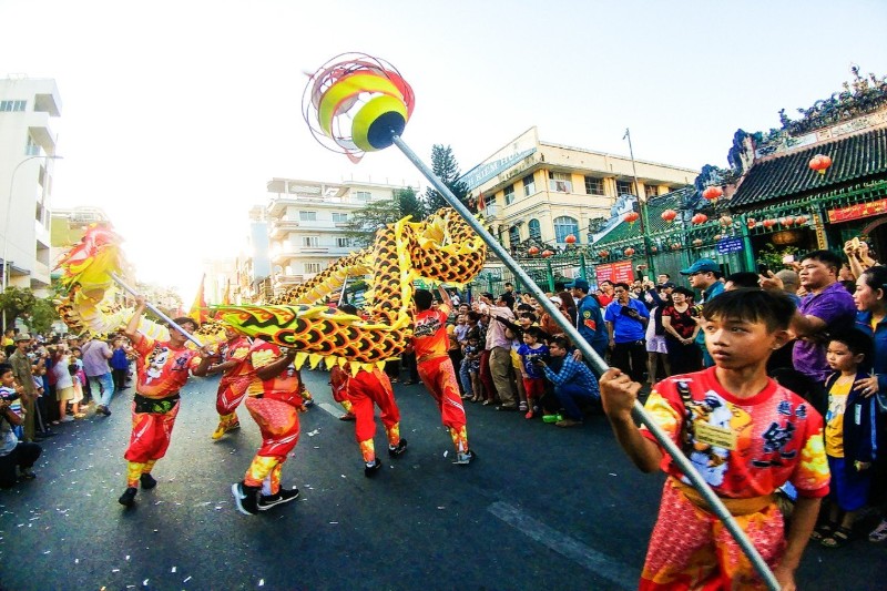 Der Löwen-Drachen-Tanz in Saigon