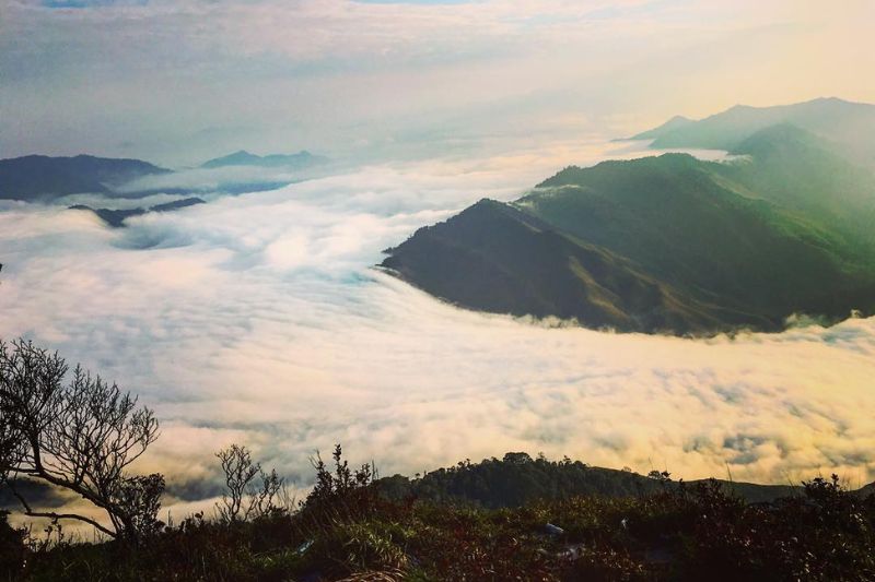 Verfolgen Sie die Nuagen am Himmel von Pha Luong
