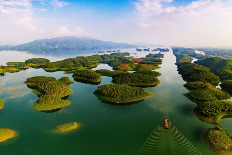 Lac Thac liegt in Vietnam