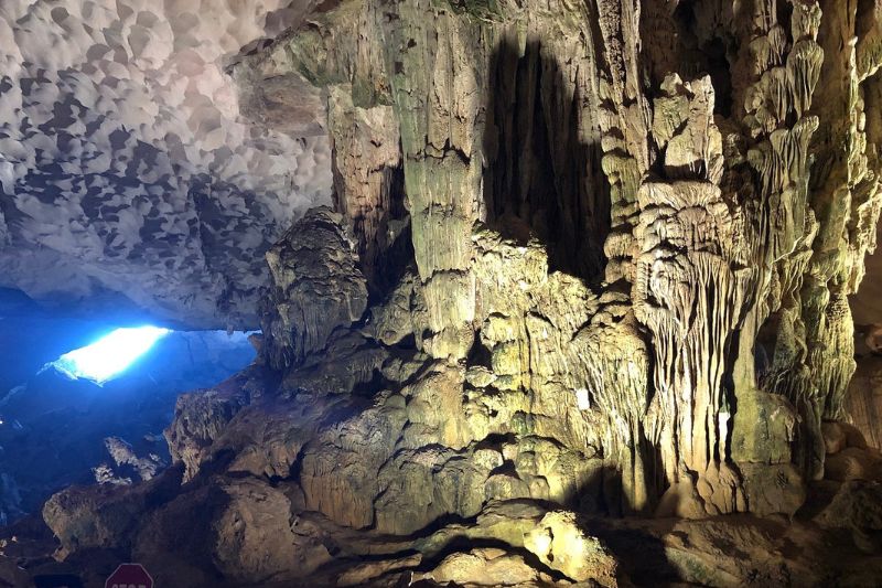 Grotte de Sung Sot in der Bucht von Ha Long