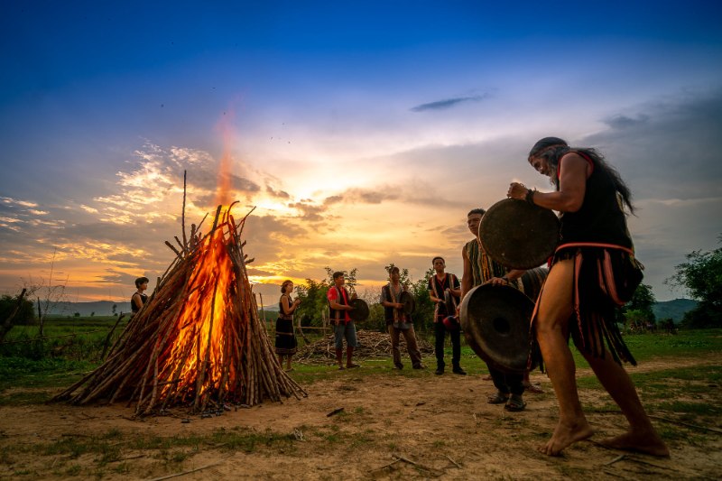 Der Tanz des Abends, umgeben von einem Feuer auf dem Campingplatz der Hochebenen des Zentrums