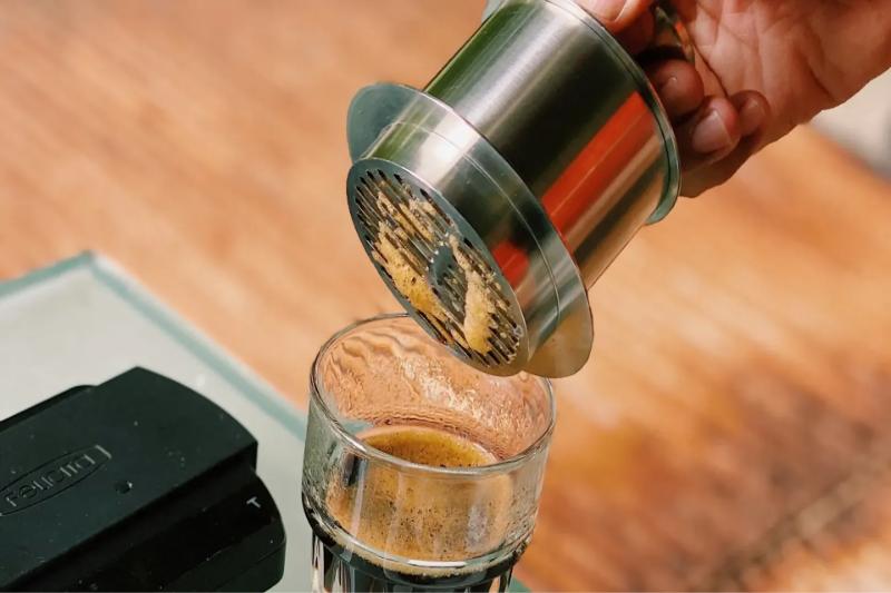 Das Café filtriert vietnamesischen und bosgauischen Kaffee