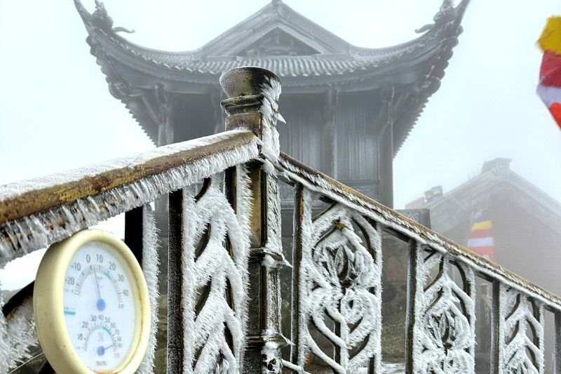 Der Đong-Tempel wird vom Eis und der Nacht im Winter wiederhergestellt