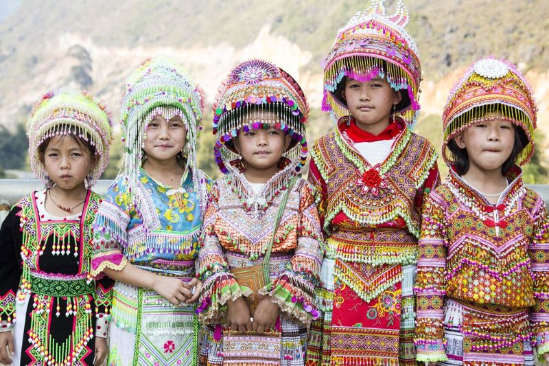 H&#39;mong-Kinder in traditionellen Kostümen