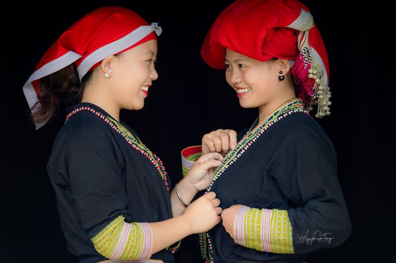 Die Damen von Dao Rouges in Sapa in traditionellen Kostümen 