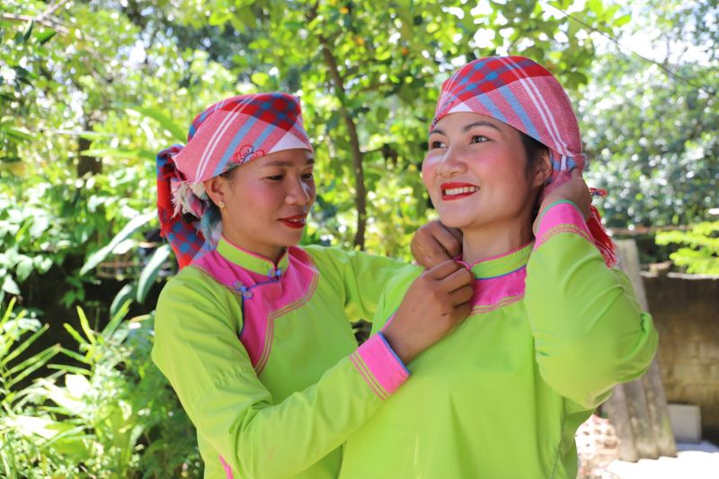 Die Frauen von Giay au Sapa in traditionellen Kostümen
