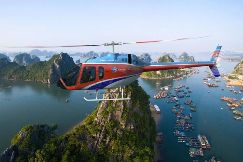 Überfliegen Sie einen Hubschrauber an der Bucht von Ha Long
