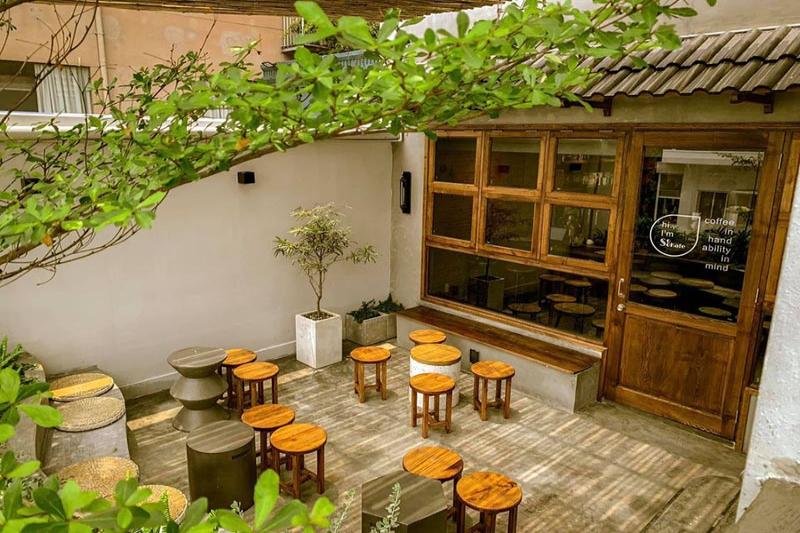 Ein kleiner Garten bei Soo Kafe, ideal zum Genießen vietnamesischer Cafés in der Stadt HCM