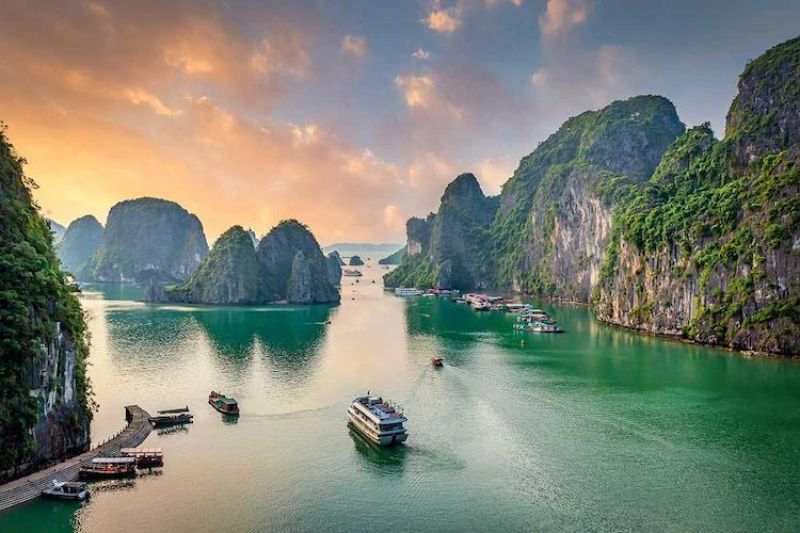 Fangen Sie die zeitgenössische Schönheit der Halong-Bucht in Vietnam ein: die majestätischen Rochenformationen, die aus den ruhigen Gewässern hervorgehen. Ein atemberaubendes Panorama, ein Symbol für die Freude an diesem einzigartigen Reiseziel. 