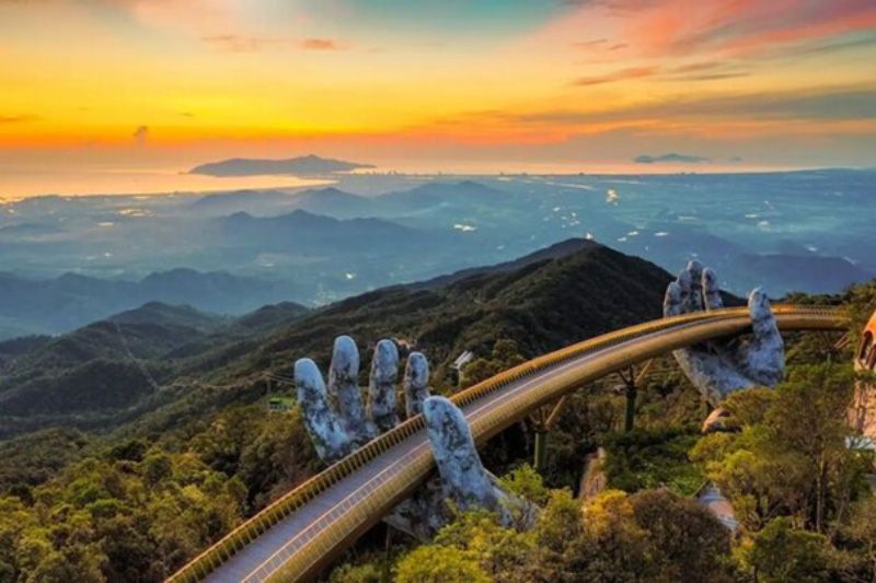 Betrachten Sie die unumgängliche Aktivität in Vietnam mit der Goldenen Brücke. Ein architektonisches Meisterwerk in den Bergen von Ba Na Hills bietet ein außergewöhnliches und féérique visuelles Erlebnis. 