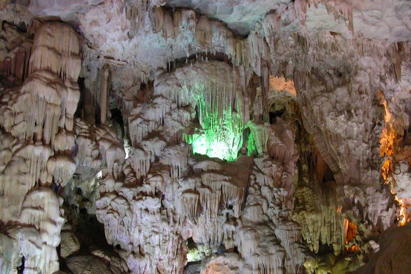 La Grotte de Dau Go – „Grotte des Merveilles“ in der Bucht von Ha Long