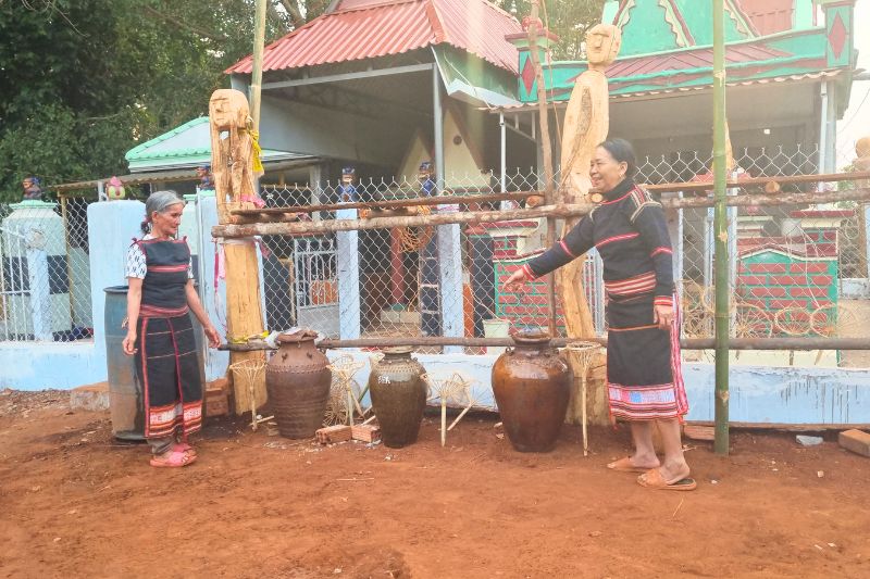 Die vielen Dörfer des Dorfes werden für das Fest von Pơthi angeboten