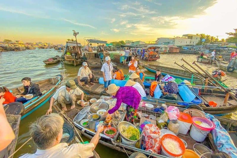 Marché flottant au Vietnam de Nga Bay 