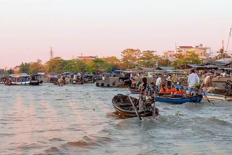 Marché flottant au Vietnam 