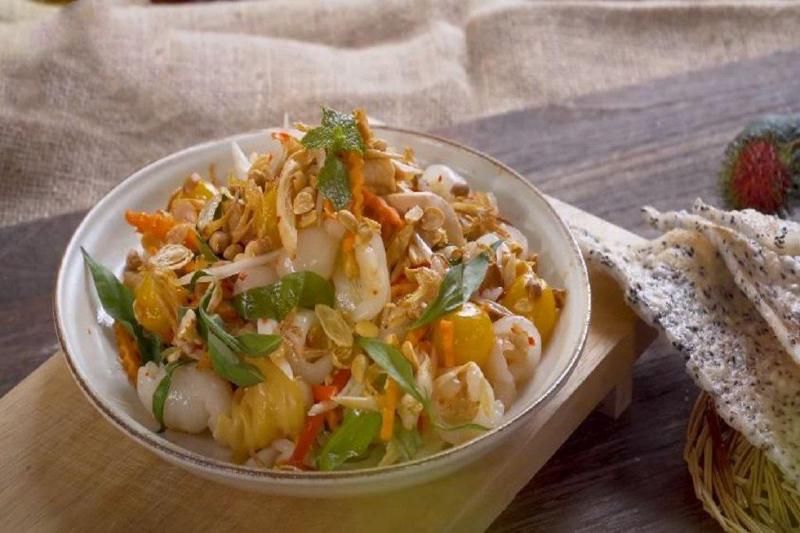 la salade de poulet avec des ramboutans - specialité dans le delta du mekong (1)