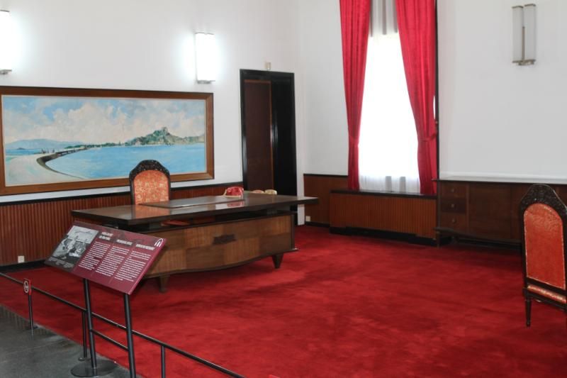 le bureau de nguyen van thieu est situé à gauche au deuxième étage du palais de l'indépendance (1)