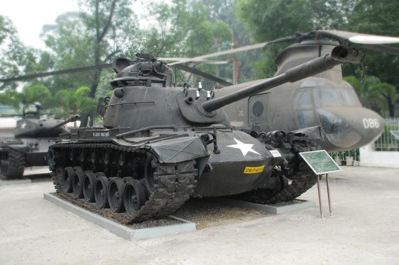l'image du char d'assaut dans l'exposition en plein air