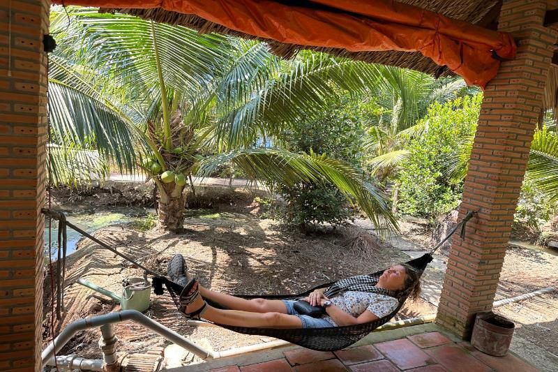 Relaxen in einem Restaurant - Hängemattencafé im Mekongdelta, Südvietnam