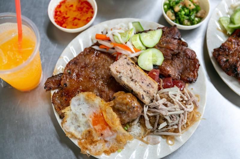 com-tam-le-riz-brise-un-plat-vietnamien-tres-populaire