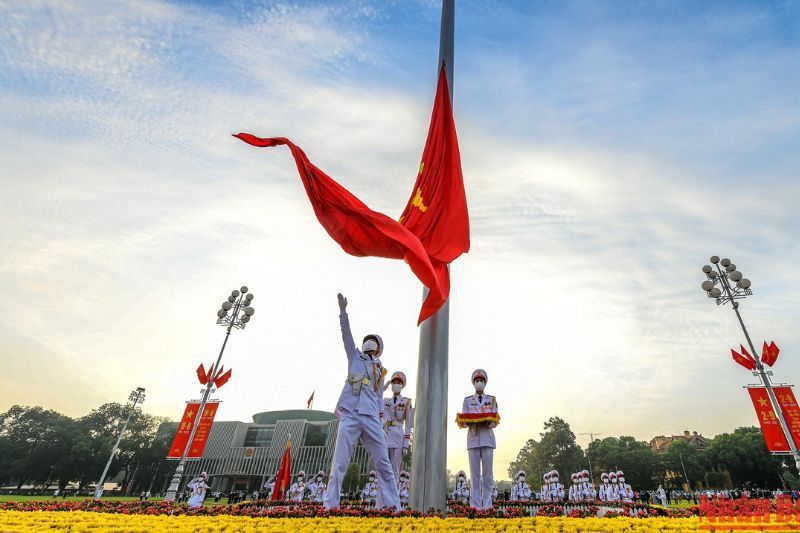 die zeremonie des hissens und senkens der flagge in hanoi