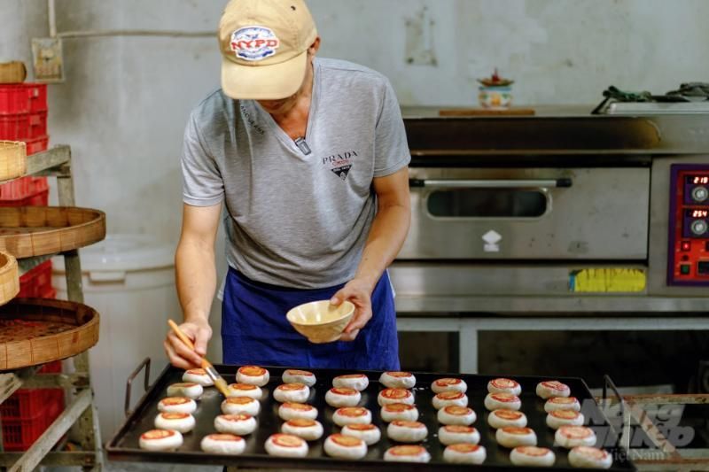 pía vũng thơm-kuchen - einer der typischen handwerksberufe in soc trang