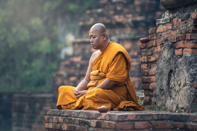 buddhistischer mönch in der meditation