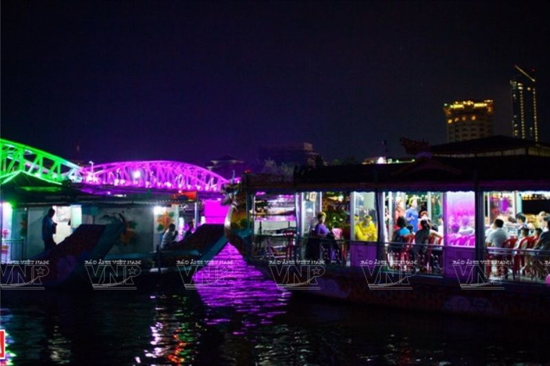 musik vom königlichen hof auf dem parfümfluss während einer reise nach hue