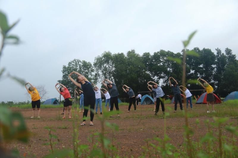 yoga im company trip von aucoeurvietnam