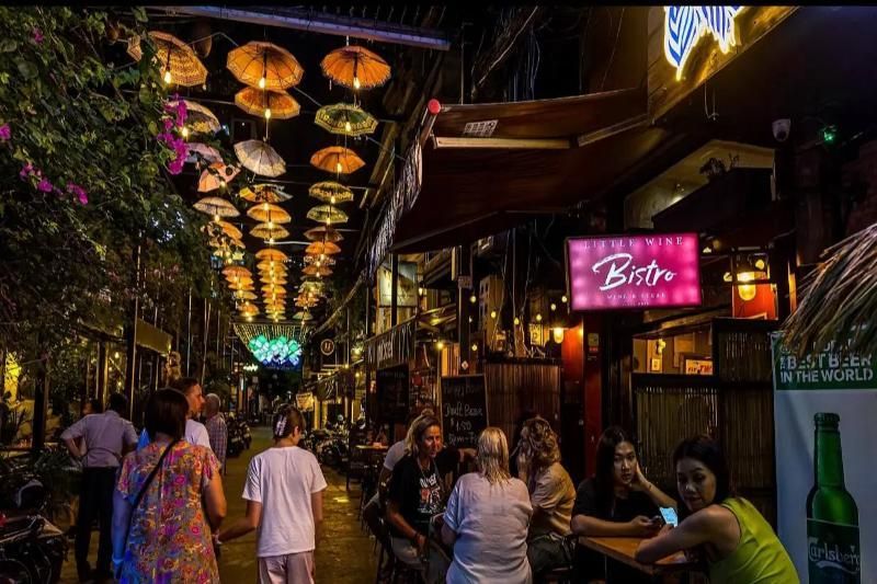 abendliches ausgehen in der bassac lane in phnom penh