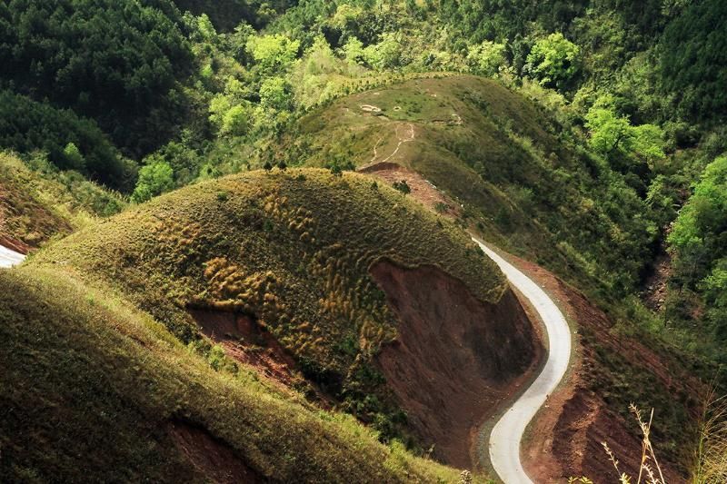 binh lieu verführt abenteurer mit seinen kurvigen straßen, die sich an den bergen entlang schlängeln