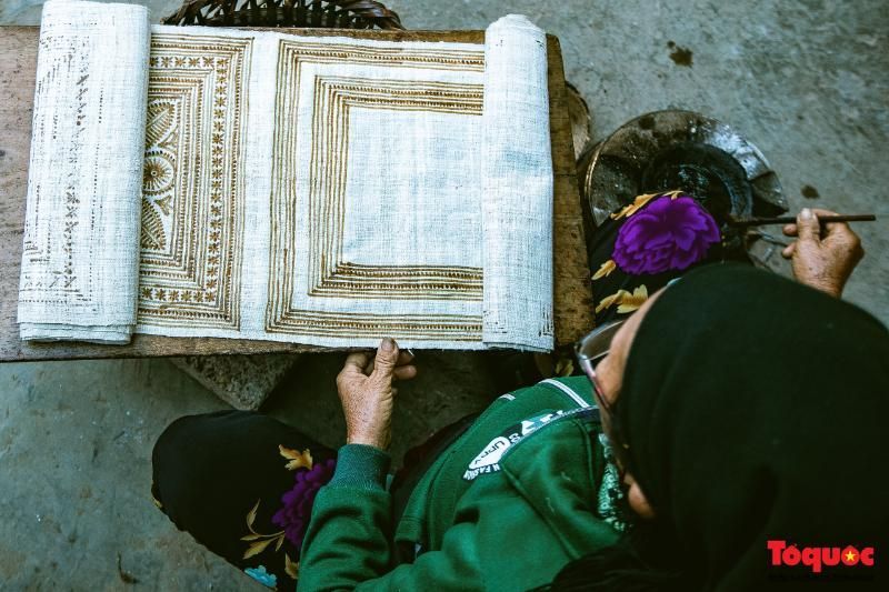 die einzigartige indigo-färbetechnik produziert in ha giang stoffe in verschiedenen farben