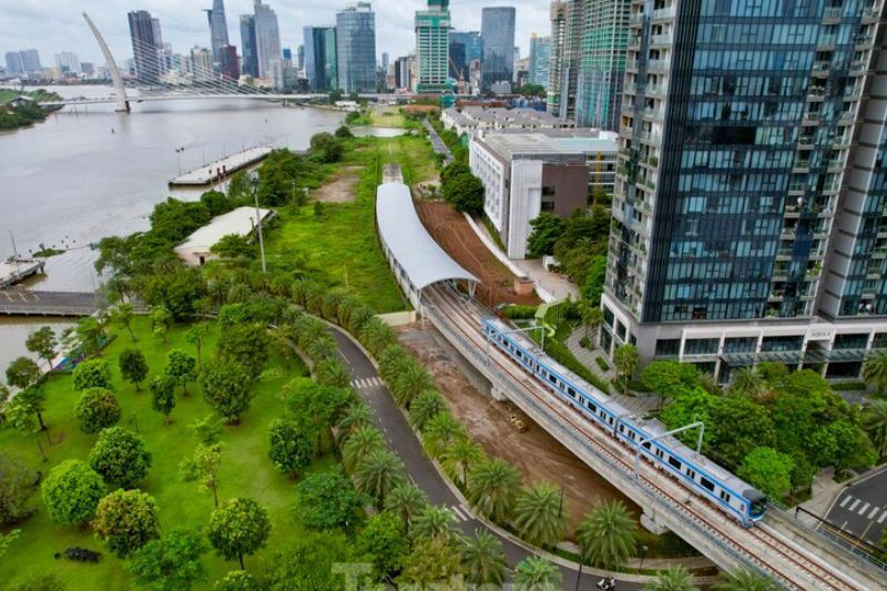 die Übergangszone zwischen der unterirdischen station ba son und der oberirdischen station văn thánh.