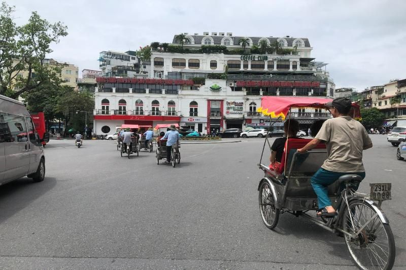 fahrradrikscha in hanoi, vietnam