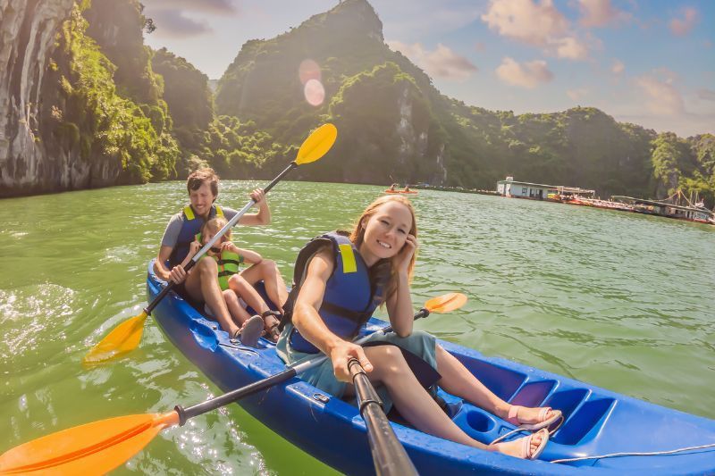 familienreise nach vietnam - kajak halong