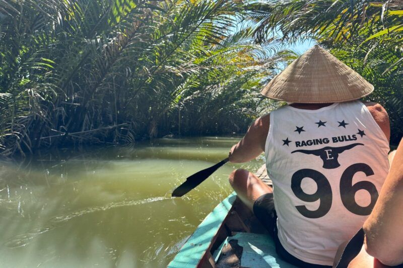 genießen sie eine bootsfahrt entlang der friedlichen arroyos im mekong-delta.