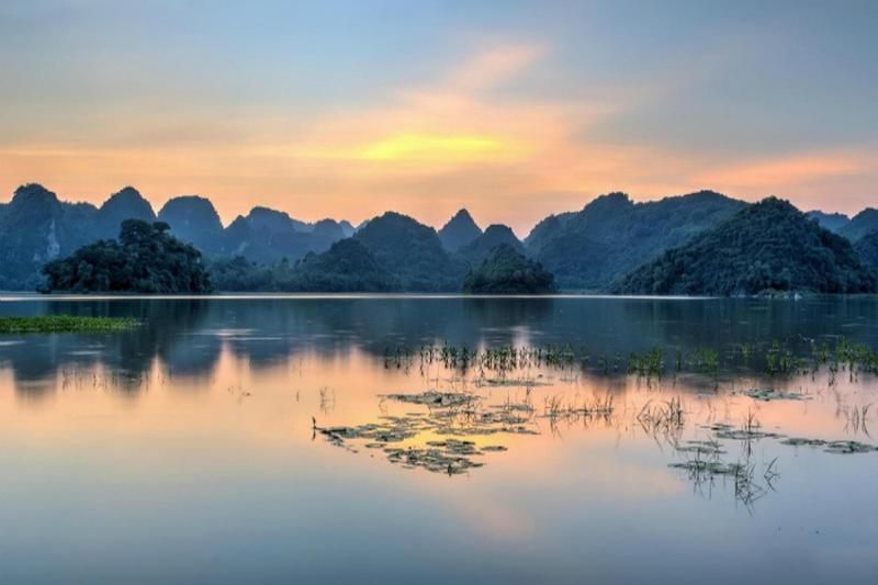 halong bucht - quan son ha noi see mit friedlicher landschaft