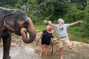 schwimmen und elefantenpflege in buon me thuot vietnam