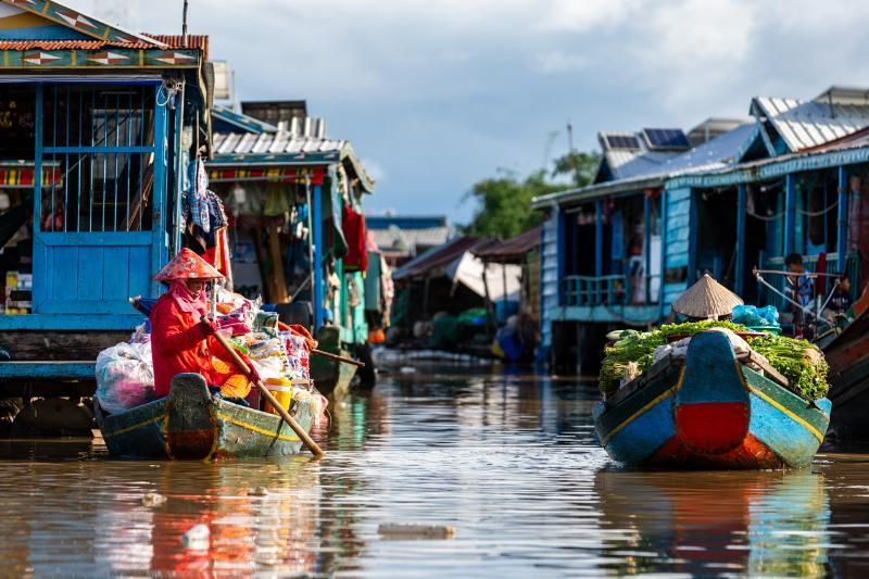 schwimmendes dorf in kampong phluk auf dem tonle sap see