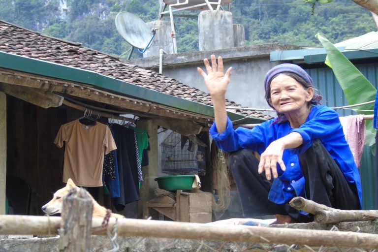 treffen und austausch mit ethnischen minderheiten in ha giang