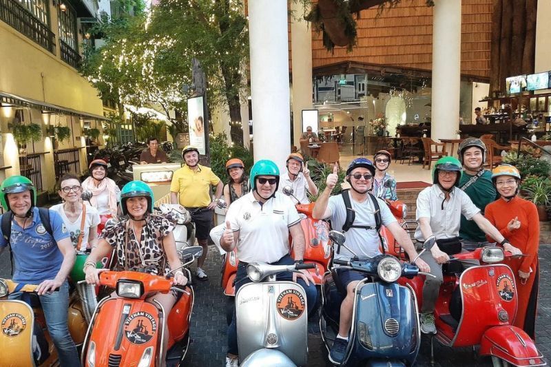 ausflug mit der vespa in hanoi.