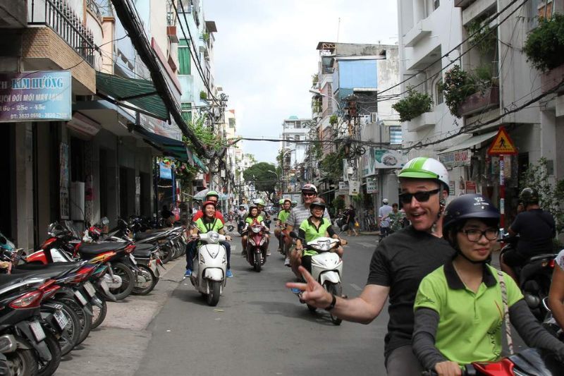 besuche ho chi minh stadt mit einem motorroller