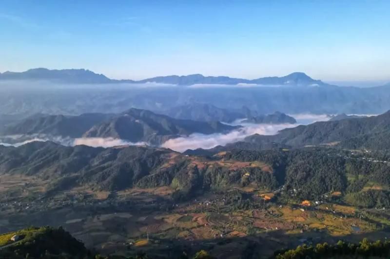 blick vom dorf sì thâu chải auf die darunter liegende stadt tam Đường