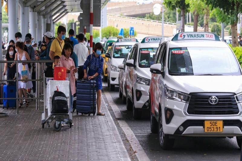 der taxiservice ist vor dem ausgang des flughafens leicht zugänglich