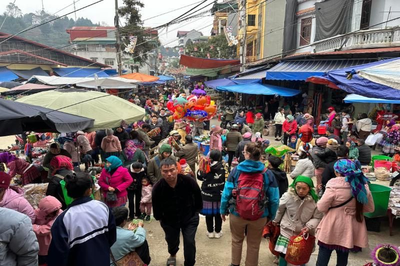 der wochenmarkt in bac ha, nordvietnam