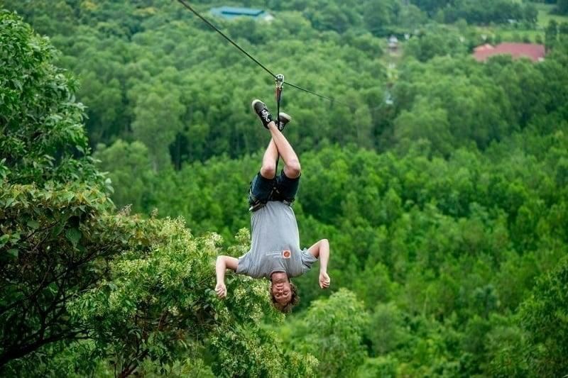 die heißen quellen von alba thanh tân in hué bieten besuchern ein unvergessliches zipline-erlebnis