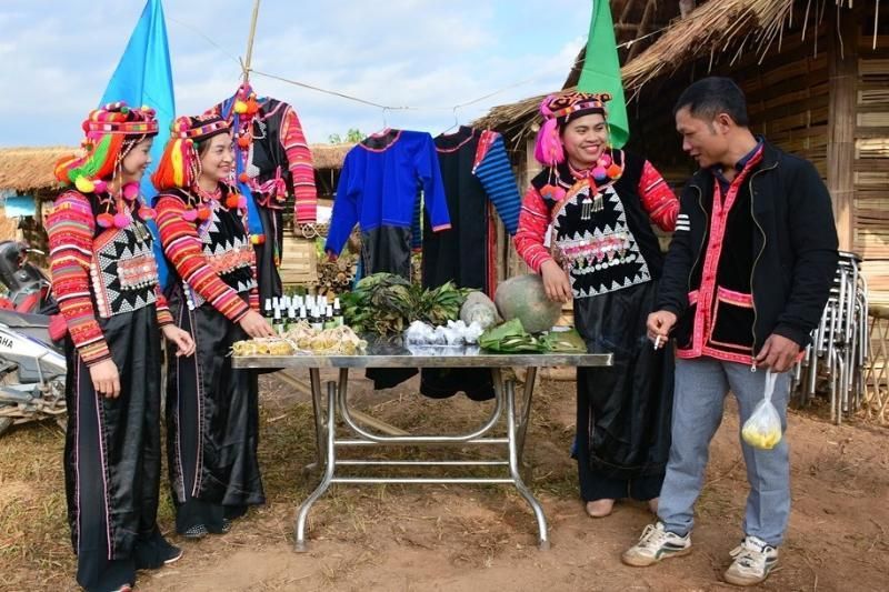 ein ausstellungsstand mit landwirtschaftlichen produkten der ha nhi während des traditionellen neujahrsfestes